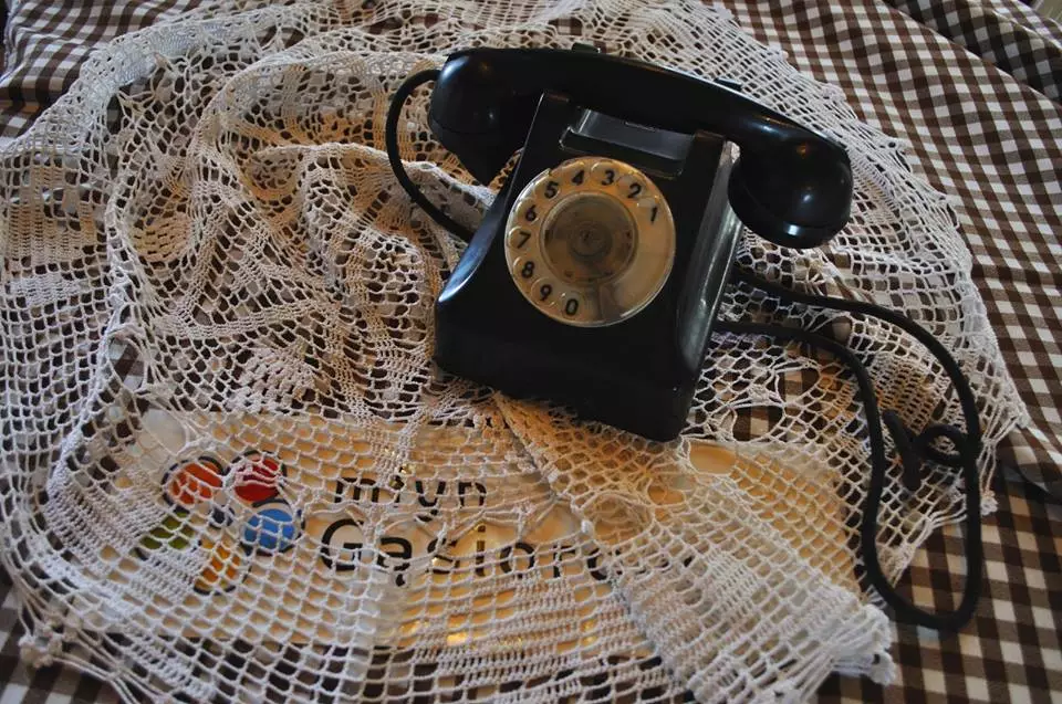 stary telefon z tarczą