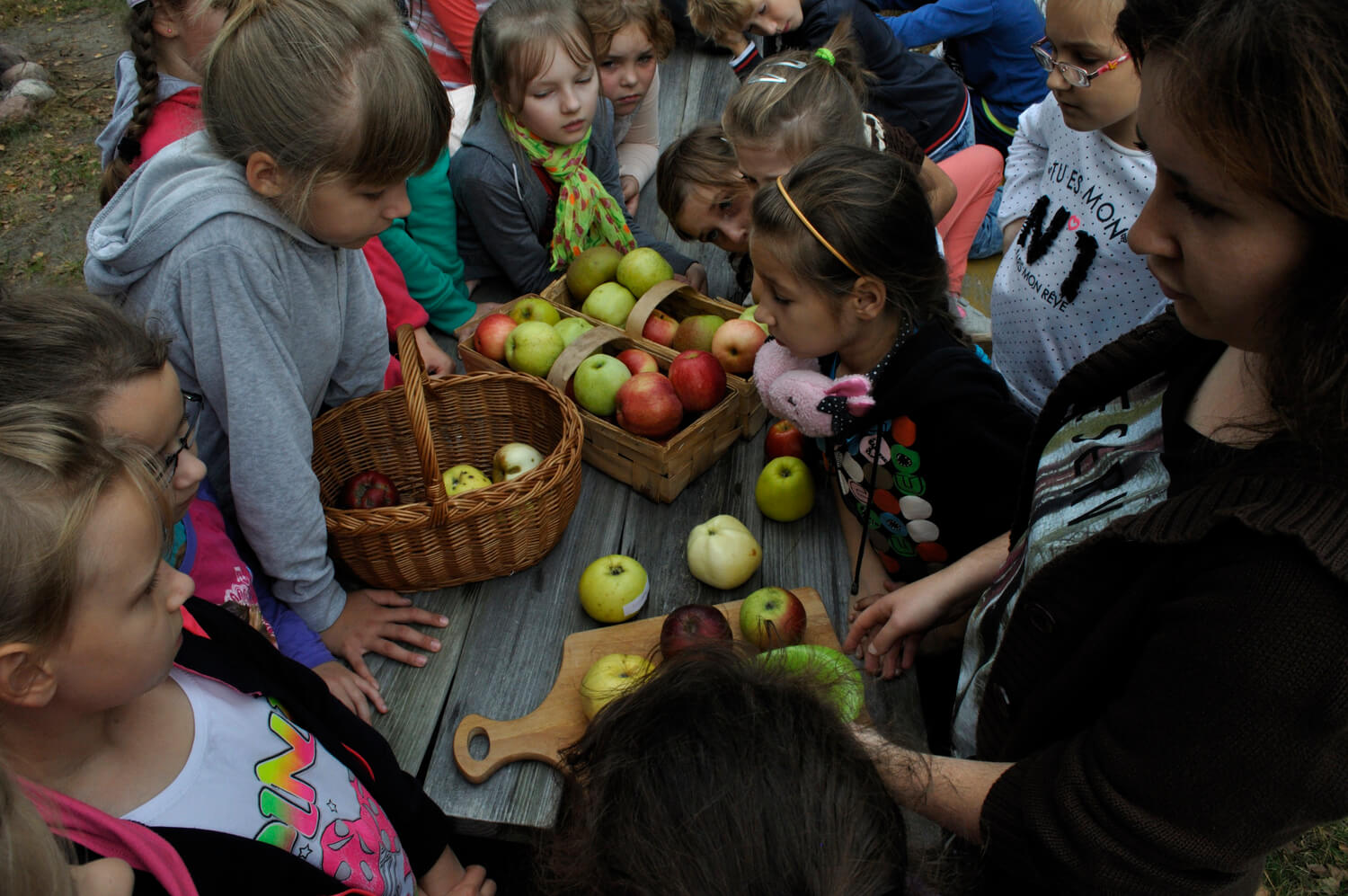 dzieci z jabłkami